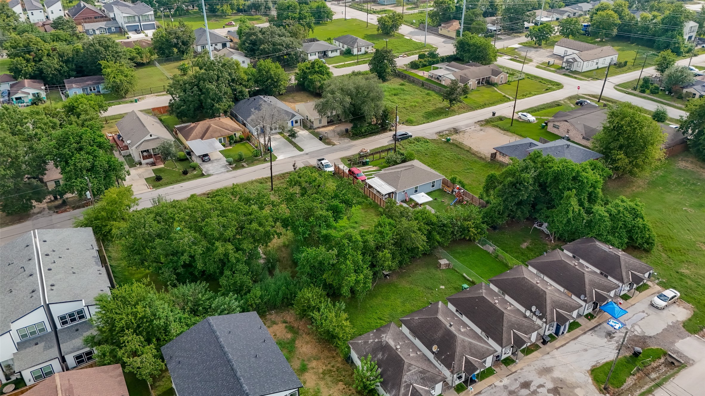 3552 Nathaniel Brown Street Houston, TX 77021 - Photo 8 of 11 an aerial view of a house with a garden