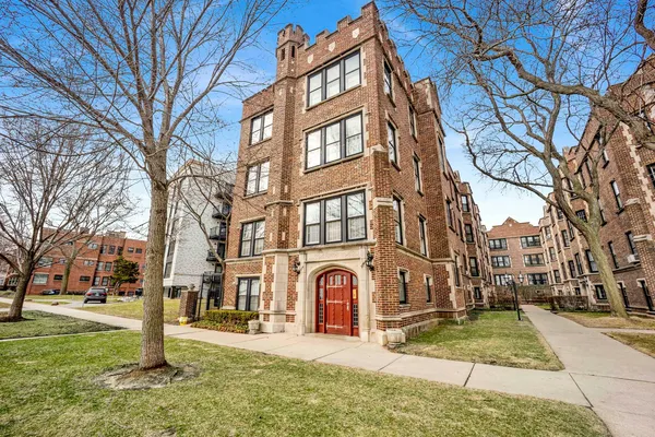 $3,400 | 554 Sheridan Square, Unit 1, Evanston, IL 60202