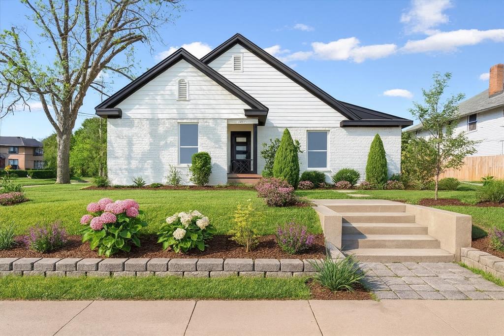 900 North 22nd Street Waco, TX 76707 - Photo 2 of 37 a front view of house with yard and green space