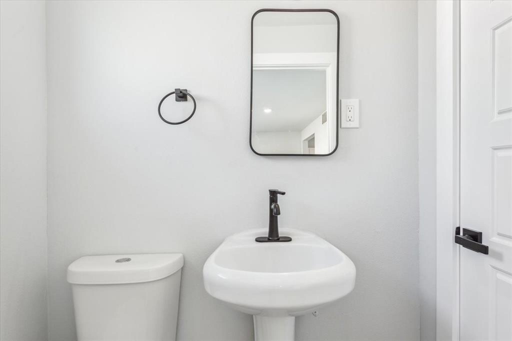900 North 22nd Street Waco, TX 76707 - Photo 28 of 37 a bathroom with a toilet sink and mirror