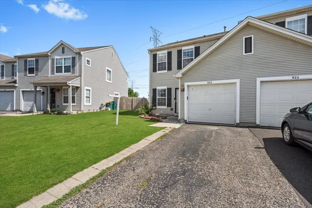 $259,900 | 923 East Savannah Drive, Romeoville, IL 60446