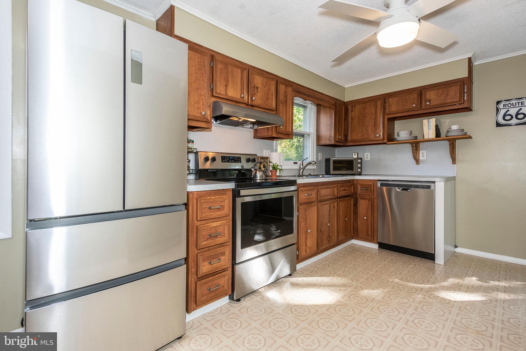 10527 Rum Springs Road Frederick, MD 21702 - Photo 7 of 39 Kitchen with New SS appliances