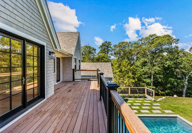 $4,900,000 | 41 Crowell Lane, Vineyard Haven, MA 02568