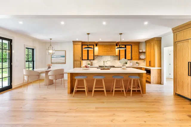 $4,900,000 | 41 Crowell Lane, Vineyard Haven, MA 02568