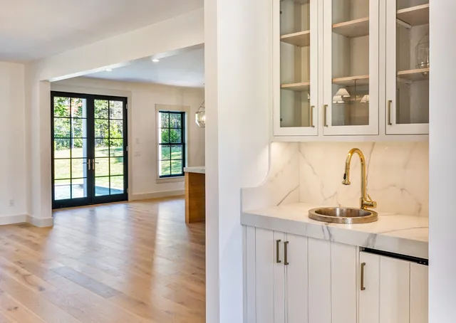 $4,900,000 | 41 Crowell Lane, Vineyard Haven, MA 02568