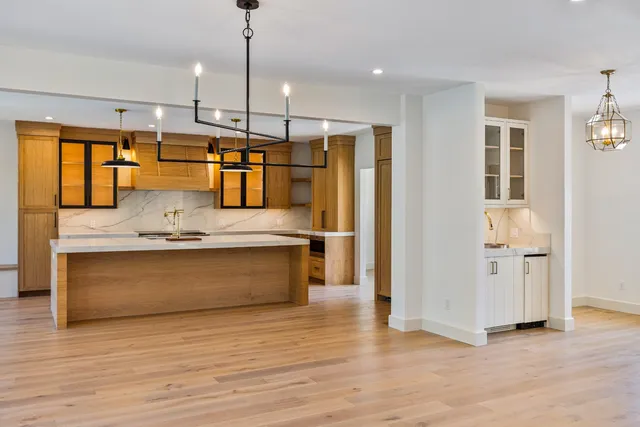 $4,900,000 | 41 Crowell Lane, Vineyard Haven, MA 02568