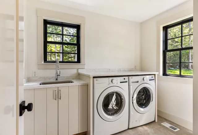 $4,900,000 | 41 Crowell Lane, Vineyard Haven, MA 02568