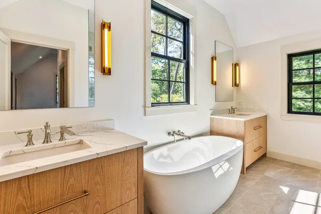 $4,900,000 | 41 Crowell Lane, Vineyard Haven, MA 02568