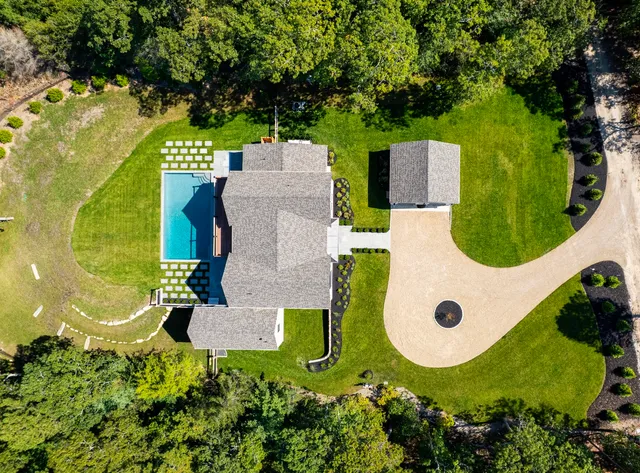 $4,900,000 | 41 Crowell Lane, Vineyard Haven, MA 02568