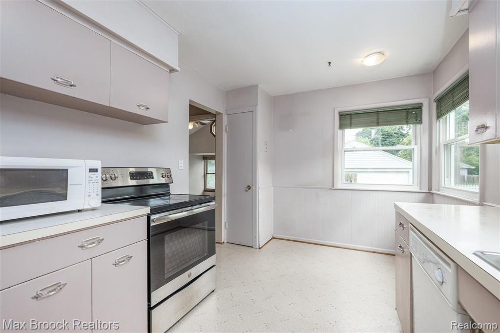 3648 Rockingham Road Royal Oak, MI 48073 - Photo 12 of 21
