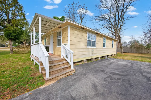 a view of a house with a yard