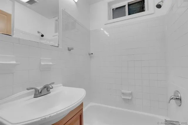 $2,150 | 84 Dewey Street, Bridgeport, CT 06605