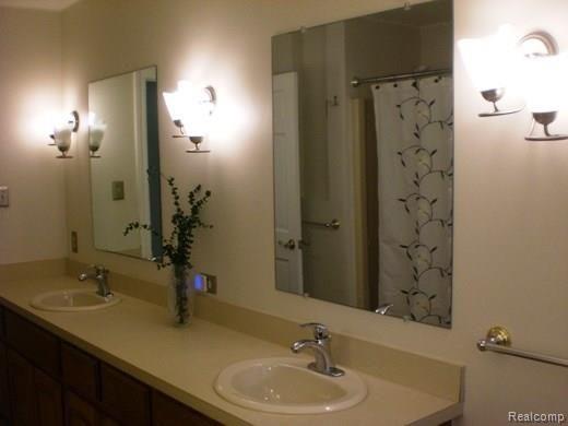 5885 Thomas Road Oxford, MI 48371 - Photo 16 of 25 Full Bath with Dual Sinks.jpg