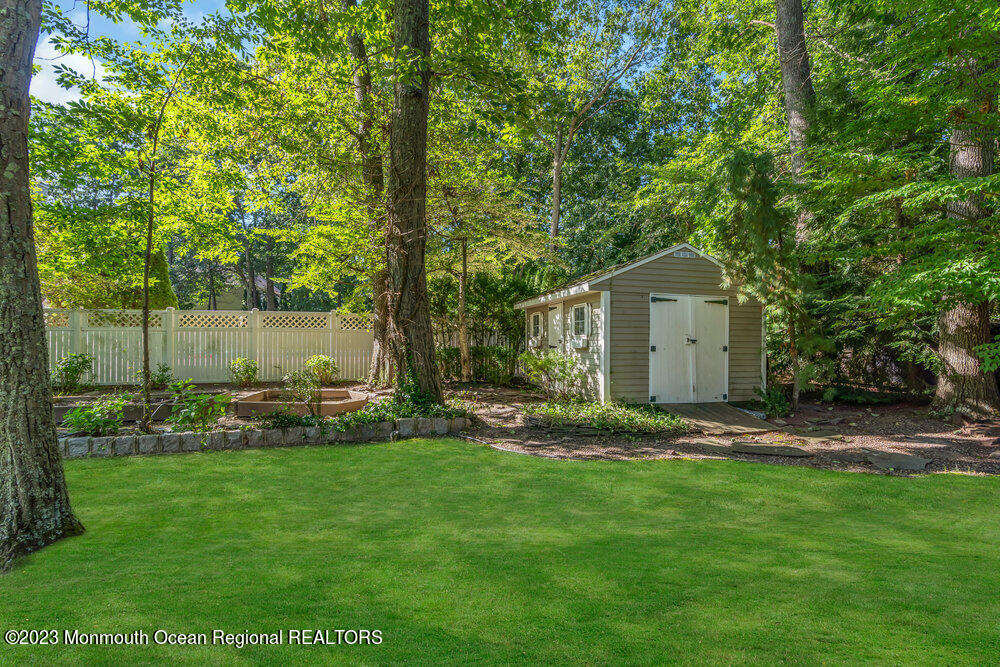 30 Erin Drive Jackson, NJ 08527 - Photo 61 of 105 a backyard of a house with table and chairs