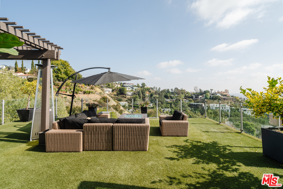 9318 Warbler Way Los Angeles, CA 90069 - Photo 31 of 46 a view of a couches in patio of a house