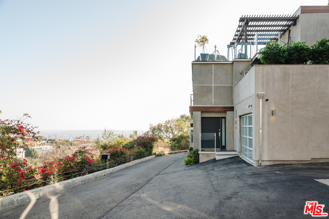 9318 Warbler Way Los Angeles, CA 90069 - Photo 38 of 46 a view of a terrace