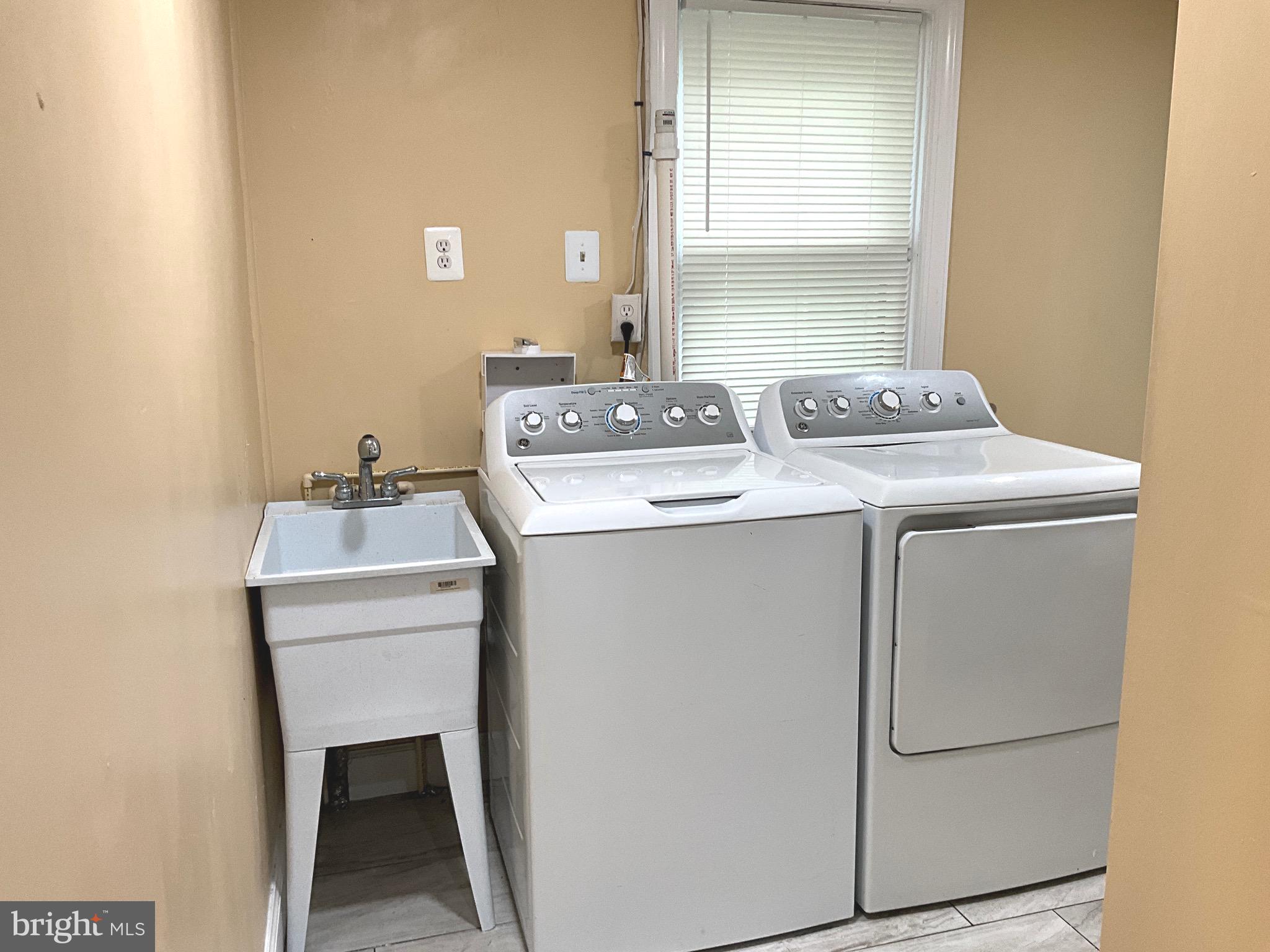 86 Kelley Road Fredericksburg, VA 22405 - Photo 27 of 36 a utility room with dryer and washer