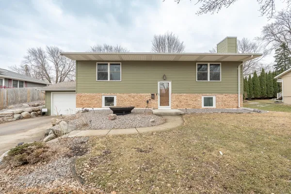 $374,900 | 107 South Belmont Drive, Mankato, MN 56001