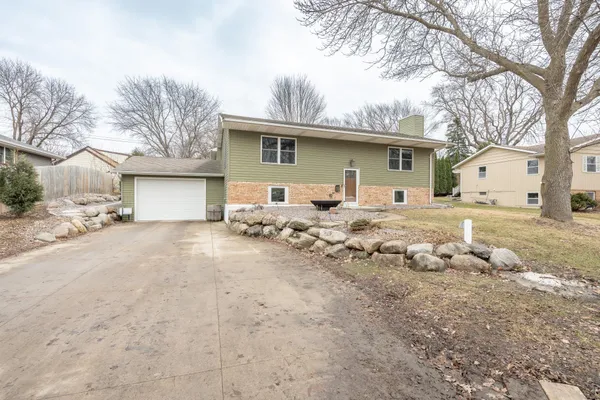 $374,900 | 107 South Belmont Drive, Mankato, MN 56001
