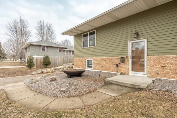 $374,900 | 107 South Belmont Drive, Mankato, MN 56001