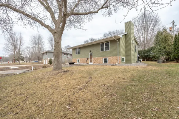 $374,900 | 107 South Belmont Drive, Mankato, MN 56001