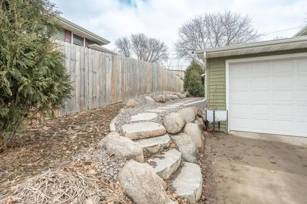 $374,900 | 107 South Belmont Drive, Mankato, MN 56001