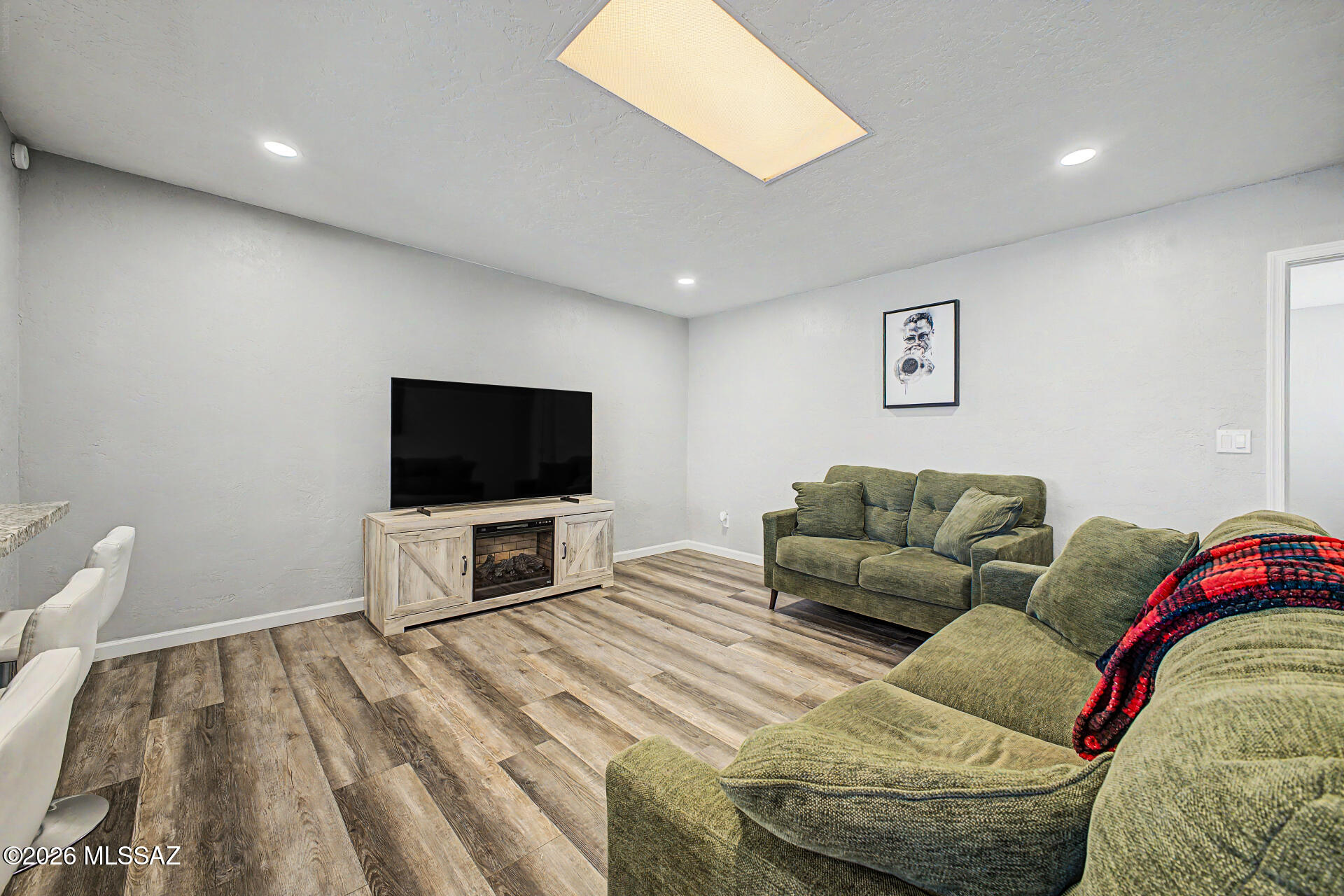 3249 South Serena Circle Tucson, AZ 85730 - Photo 7 of 27 Family Room with laminate flooring and skylight