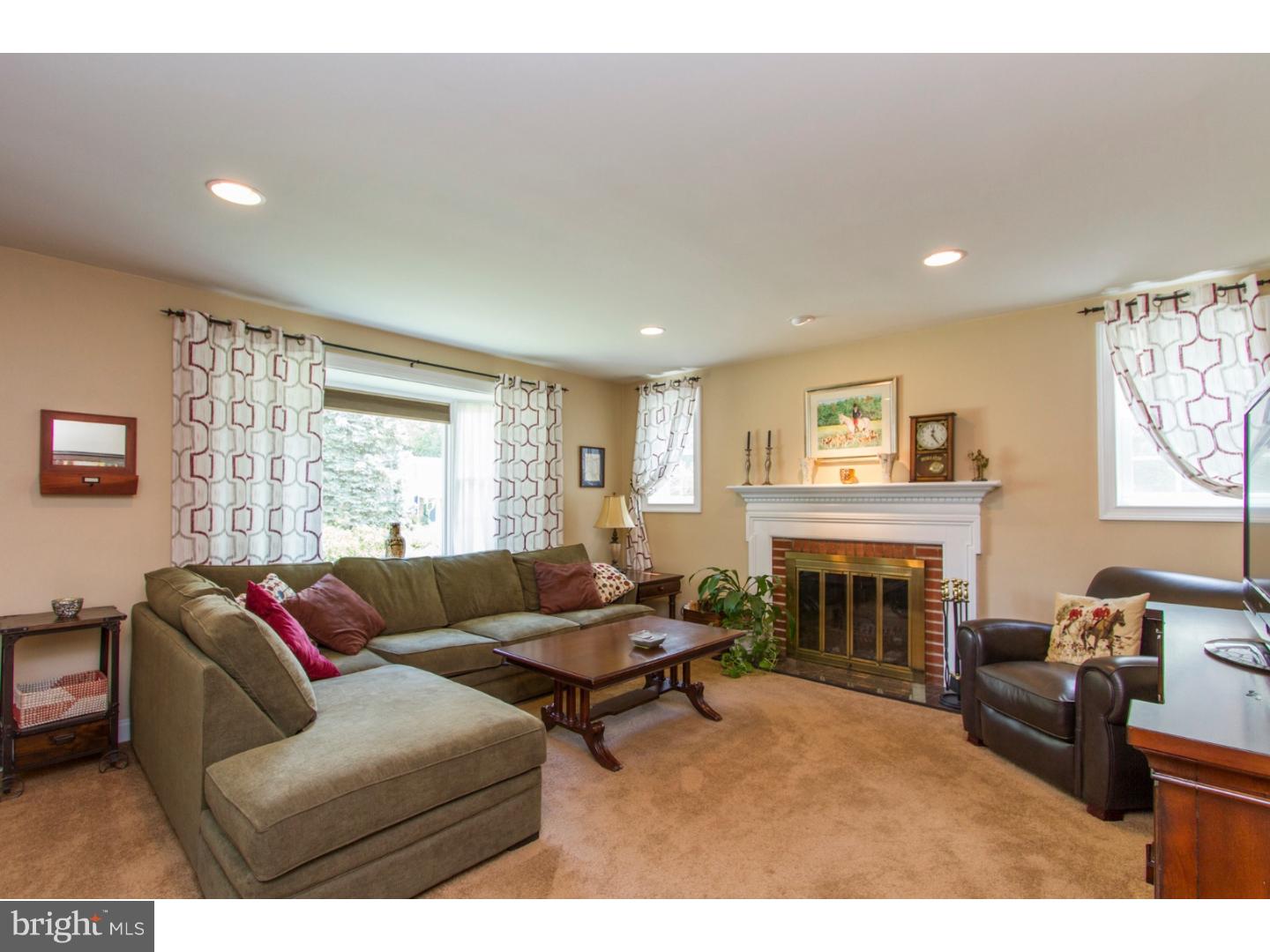 2610 Oriole Road Broomall, PA 19008 - Photo 3 of 25 Living Room