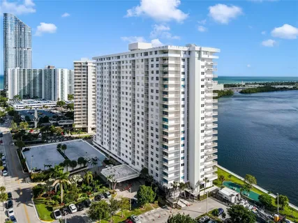 $329,999 | 500 Bayview Drive, Unit 2023, Sunny Isles Beach, FL 33160
