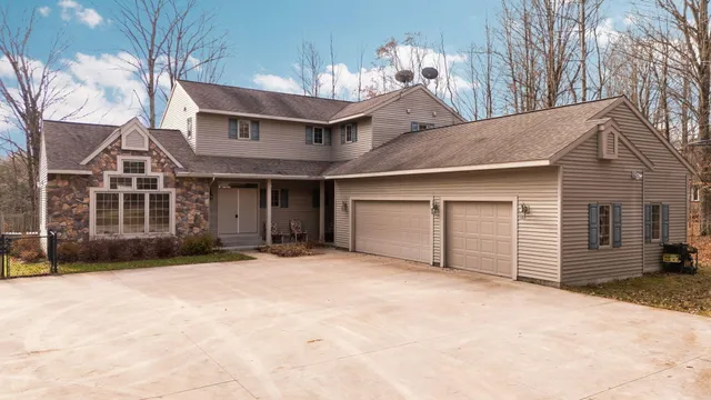 $849,000 | 15445 Holly Drive, Thompsonville, MI 49683
