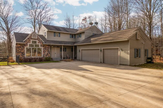 $849,000 | 15445 Holly Drive, Thompsonville, MI 49683