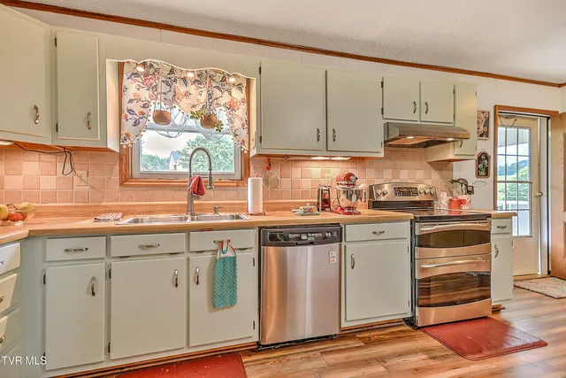 $399,900 | 15833 Black Hollow Road, Abingdon, VA 24210