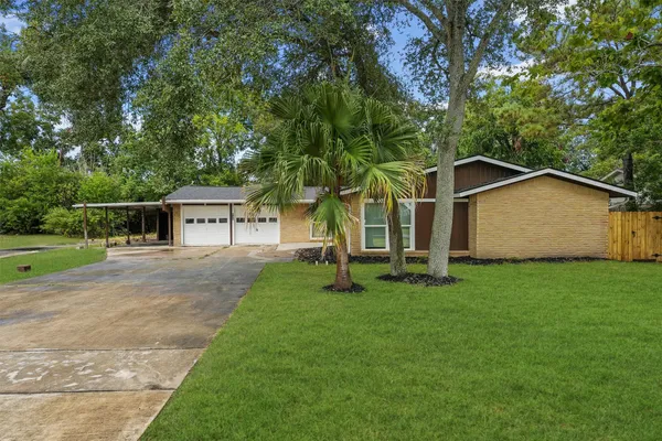a view of a house with backyard and garden