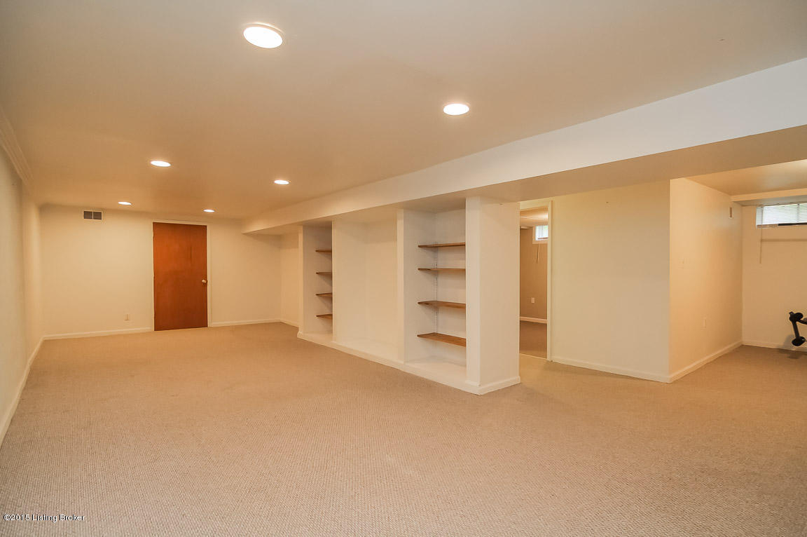 2034 Lynn Lea Road Louisville, KY 40216 - Photo 4 of 34 0048