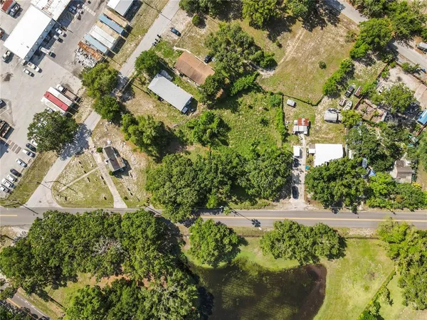 a view of a yard with plants