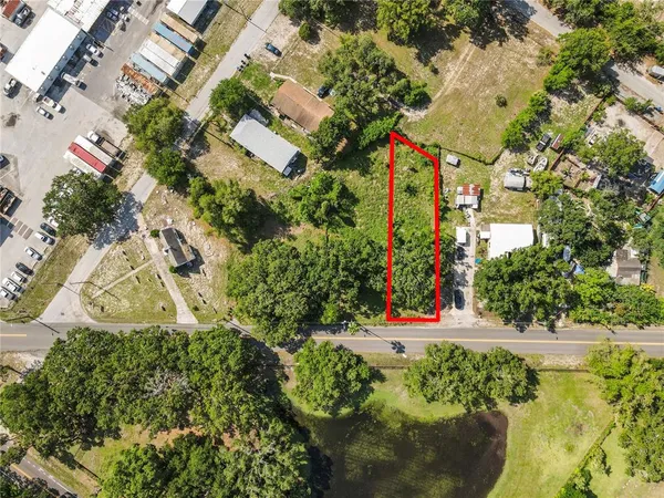 a view of a yard with plants