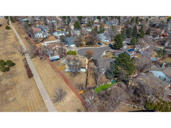 a view of a yard with a tree