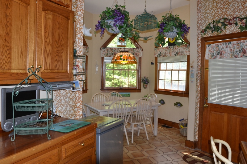 18 Gamba Road Oak Bluffs, MA 02557 - Photo 9 of 29 Breakfast nook