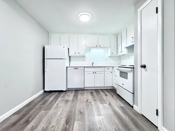 $2,300 | 6 Old Colony Lane, Unit 2, Arlington, MA 02476