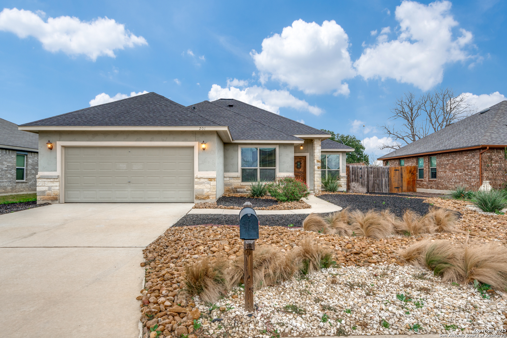 201 Greenway Drive Seguin, TX 78155 - Photo 2 of 25