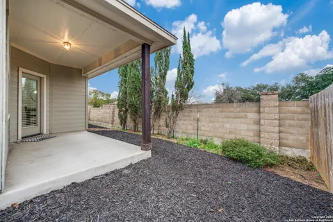 a view of backyard with pathway