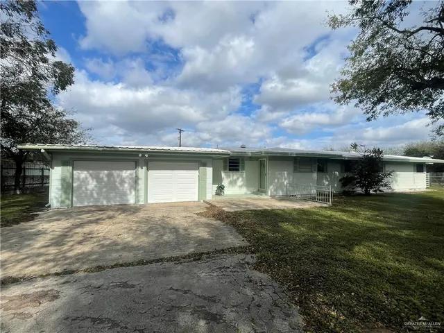 a view of a yard with a house and a yard