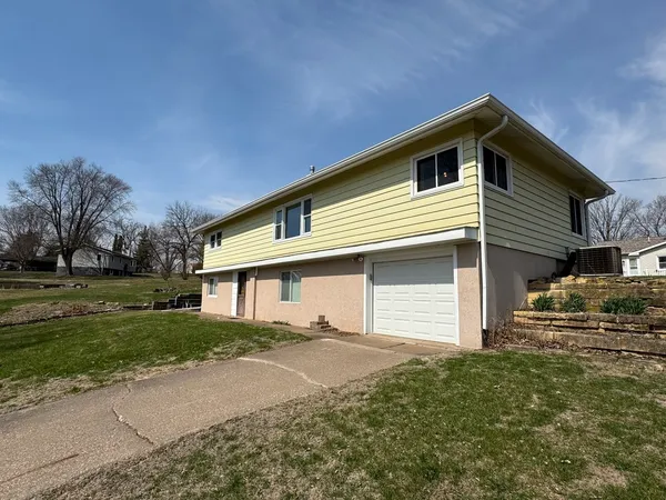 $250,000 | 310 Benton Street, Le Claire, IA 52753