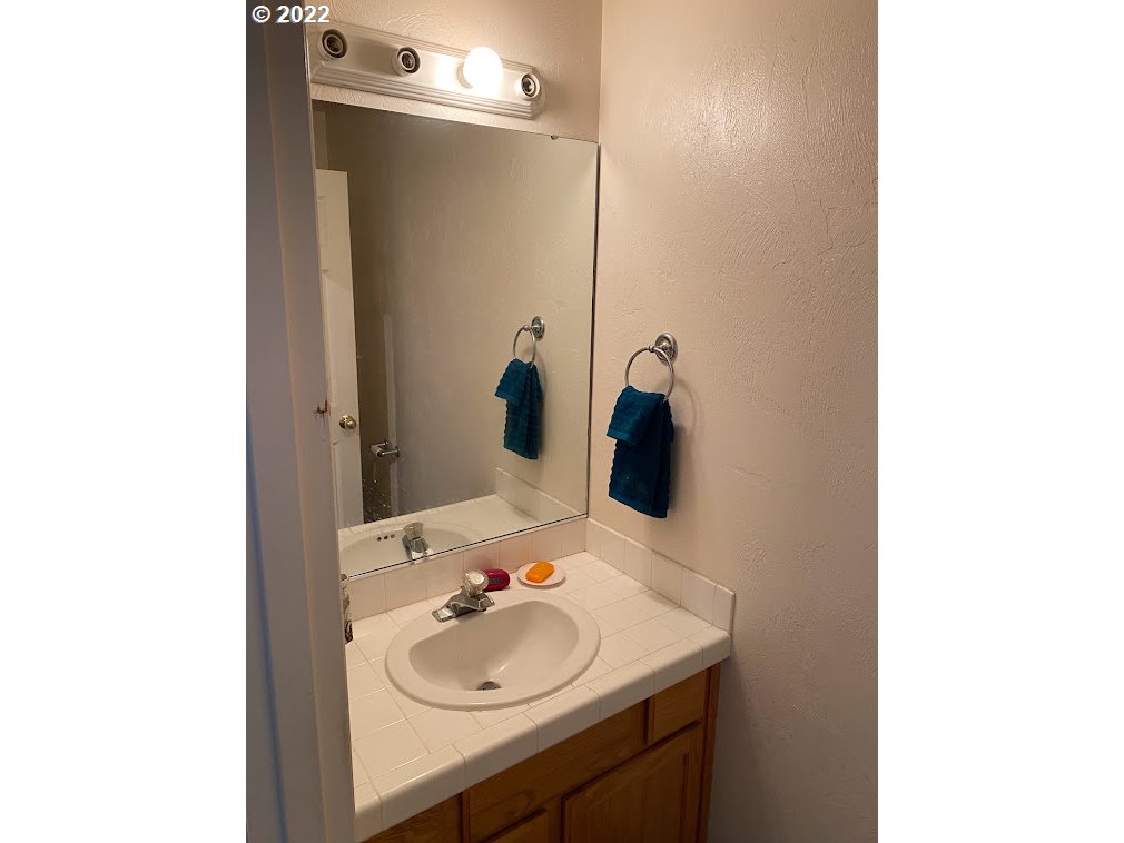 910 Fuchsia Street Springfield, OR 97477 - Photo 7 of 28 Bathroom