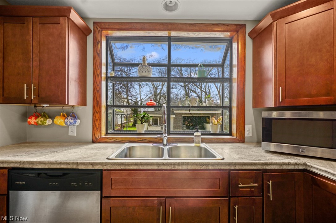 3312 Ormond Road Cleveland, OH 44118 - Photo 5 of 24 Close up view of the Cabinets, Countertops and Garden Window