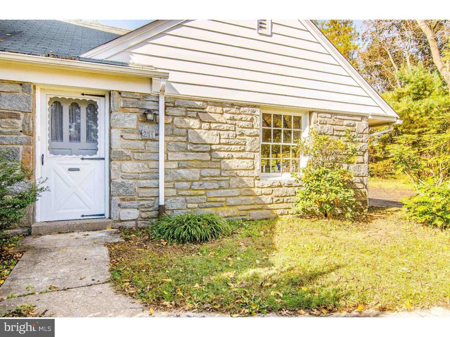 211 Sykes Lane Wallingford, PA 19086 - Photo 5 of 25 Gallery Image 5