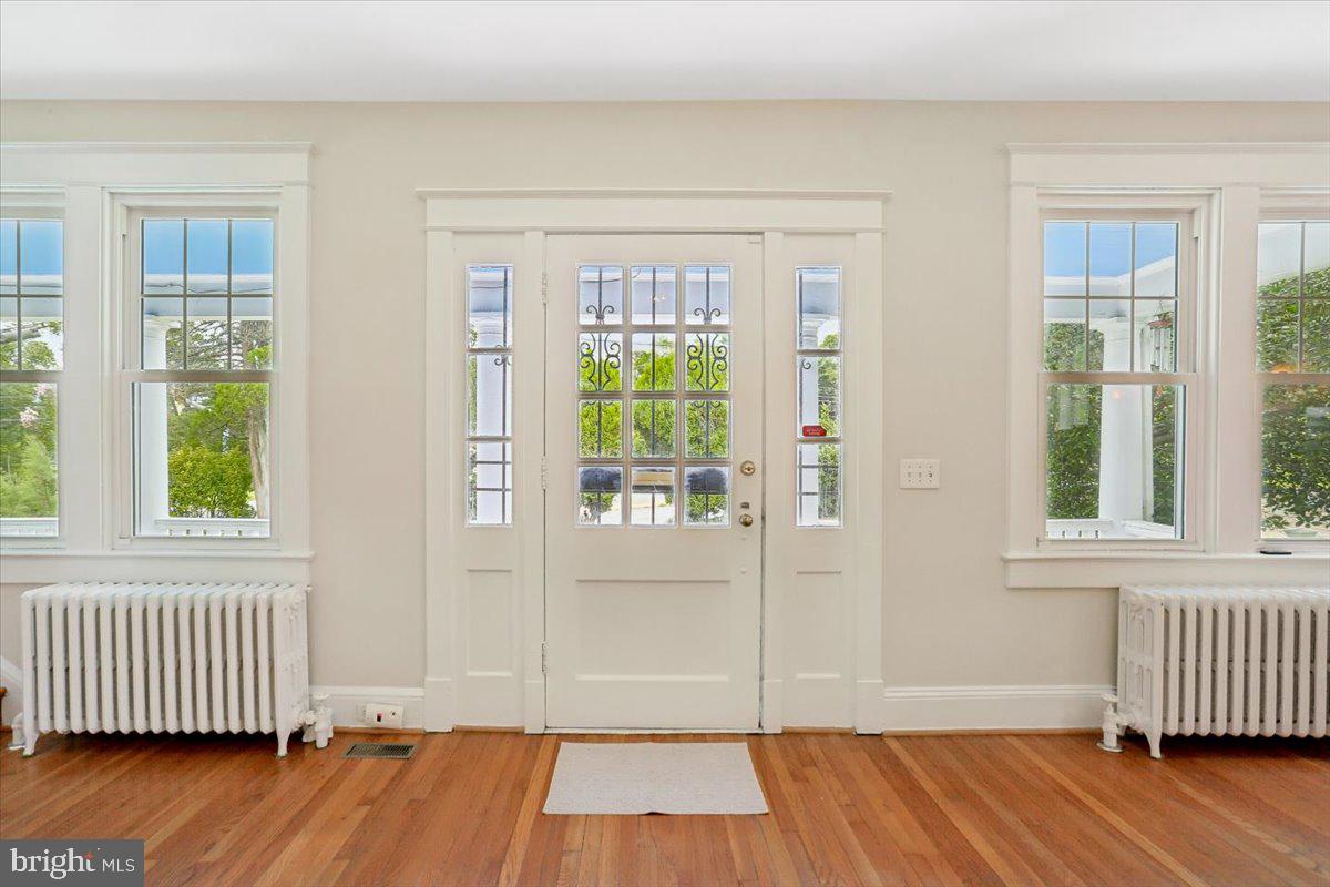 9501 Colesville Road Silver Spring, MD 20901 - Photo 8 of 71 Foyer