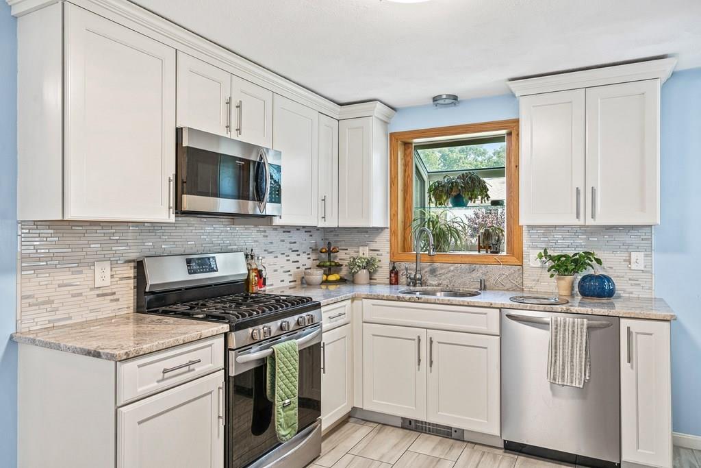 65 Chestnut Road Tewksbury, MA 01876 - Photo 3 of 30 Gallery Image 3