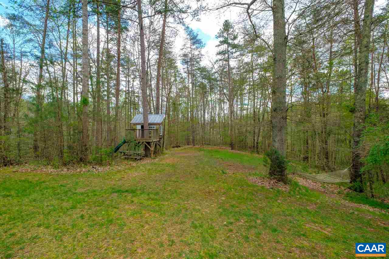 323 Buffalo Run Road Stanardsville, VA 22973 - Photo 33 of 37 a backyard of a house with table and chairs