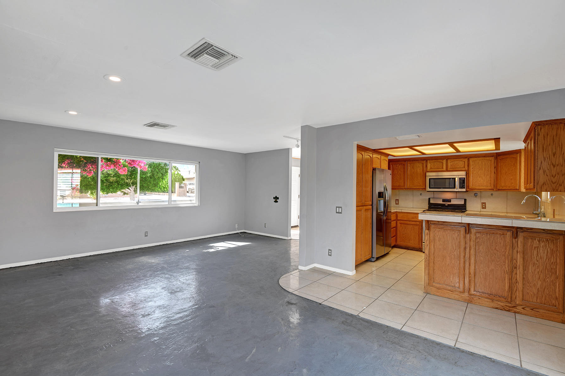 2424 East Powell Road Palm Springs, CA 92262 - Photo 8 of 23 DINING ROOM OUT TO KITCHEN AND LIVING RO
